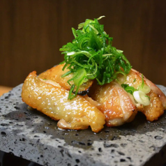 鶏の自家製塩麹漬けの熱々溶岩プレート焼き