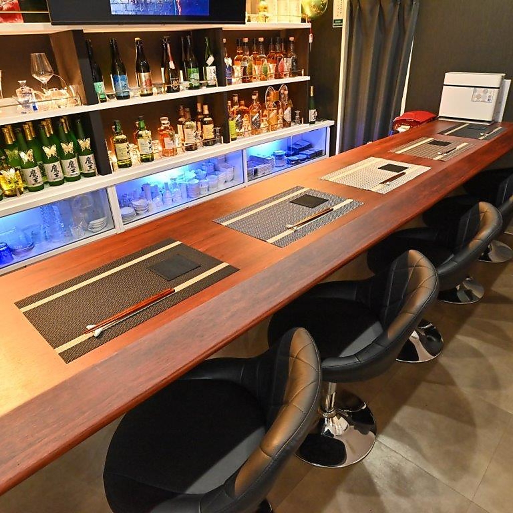まるで特等席のようなカウンター席。お一人様はもちろん、グループ利用の飲み会も大歓迎です！