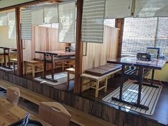 ６名様がご利用できるテーブルが３ブースあります暖簾と衝立で仕切っていて半個室になっています
