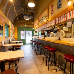 【最大32名様までご利用可能】テーブル席やカウンター席など、人数やシーンに合わせてお席をご用意できます♪ 歓送迎会や各種会社宴会はもちろん、同窓会や打ち上げなど、様々なシーンで大活躍!大人数でのご宴会や貸切もお気軽にご相談ください。※32名様以上でご利用の際は、お電話にてご相談ください。