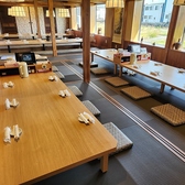 広々とした店内には、足を伸ばしてくつろげる掘りごたつ席や座敷をご用意しております♪総席数は130席あり、バリアフリーにも対応しておりますので、どなたでも安心してお食事をお楽しみいただけます◎店内は全面禁煙となっておりますが、専用の喫煙室がございますのでお煙草を吸われる方も快適にお過ごし頂けます！