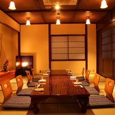 季石庵は【完全個室のお座敷席】木の温もりに包まれたお座敷席で、ゆったりと宴会をお楽しみいただけます。木造ならではの落ち着いた空間で、接待や上司との宴会にもおすすめです。完全個室なので、人目を気にせずにお楽しみいただけます。