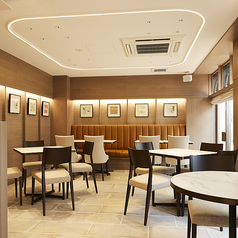 ナチュラルで落ち着いた雰囲気が心地よい空間を演出しています。こだわりのデザートやアフタヌーンティー、軽食が楽しめ、気軽に女子会を開くのにも最適です。ショッピングの合間に立ち寄って、友人とのおしゃべりを楽しむひとときをぜひお過ごしください。心温まるひとときが待っています。