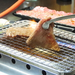 「人間がダメになる旨さ」がキャッチフレーズの当店の焼肉。新鮮なお肉・ホルモンにこだわって提供！