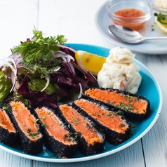 サーモンのブラックレアカツ