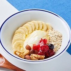 人気スイーツ！バナナと4種ベリーのグリークヨーグルト