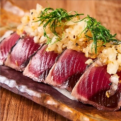 藁焼き鰹のたたき　もみじ鬼おろしかけ