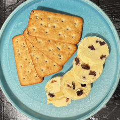 レーズンバターとクラッカー