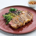 料理メニュー写真&nbsp;イベリコ豚肩ロースの炭火焼き　チョリソーのラヴィゴットソース