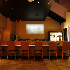 スタッフとも気軽に話せるカウンター席もございます。