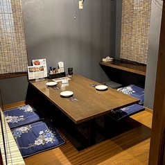 仕切りで区切られた掘りごたつ席（6名様までご利用可能）