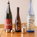 岐阜県「中島酒造」と共同開発したオリジナル日本酒『いしもん』は、当店の魚料理に合うよう設計された必飲の一杯。その他、全国から厳選した季節の地酒を豊富にラインナップしています。辛口からフルーティーな銘柄まで、料理との最高のマリアージュを提案。ここでしか味わえない特別な一杯を心ゆくまでご堪能ください。