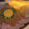 料理メニュー写真&nbsp;目の前で炙る 炙り牛タンユッケ
