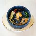 焼肉と合せて食べたいボリューム満点な一品の「石焼ビビンバ」や「石焼ガーリックライス」も人気♪