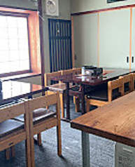 座敷のお部屋に６人掛けテーブルが２台あります１０人から１４人まで貸し切り個室としてもご利用いただけます