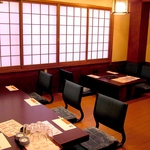 こちらは大人気の掘りごたつ席。今夜はこちらで乾杯。