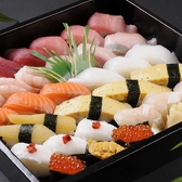お持ち帰り用メニューも大好評！寿司だけでなく刺身や海鮮丼などもお持ち帰りいただけます。詳細は料理メニューにてご確認ください
