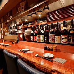 炭火の音や香りを間近に感じられるカウンター席は、職人の技を楽しめる特等席。焼き台の向こうで仕上がる串を眺めながら、一杯の日本酒を味わう時間は格別です。