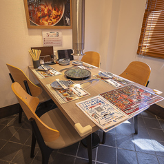 4名様向けのテーブル席は、ご家族やご友人とのお食事に最適。お仕事帰りの飲み会や女子会など、幅広いシーンでご利用いただけます。美味しい料理に舌鼓を打ちながら、心温まる時間をお過ごしください。ご来店をお待ちしております。