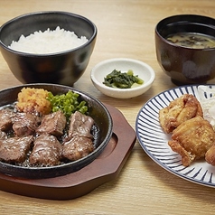 サイコロステーキ(5個)と鶏の黄金唐揚定食