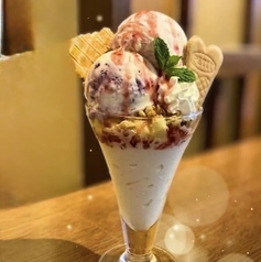 苺とストロベリーケーキパフェ