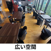 コンパクトながらも快適に過ごせる広々とした空間。夕方にはすすきのの美しい夜景を楽しみながらお食事いただけます。2名様から最大8名様まで、人数に合わせて柔軟にお席をご用意できます。