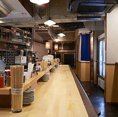 カウンター席は一人でも少人数でも使いやすく、どんなシーンにもぴったり。店内は誰もが楽しめる空気が漂っています。空き時間に気軽に立ち寄ることのできる立ち飲みスペースもございます！ご来店お待ちしております。