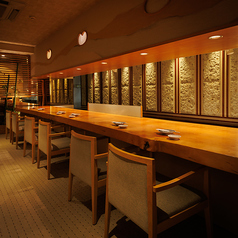 上質な無垢材の一枚板が目を引く、落ち着いた雰囲気のカウンター席!間接照明がほどよく灯る空間は、デートやお1人様にも最適!温もりある木の質感に包まれながら、贅沢なひとときをお過ごしください!