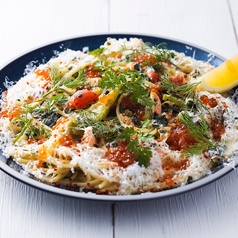 スモークサーモンとイクラ・ケールのレモンクリームソース