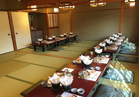 情緒溢れる京都・祇園のお座敷で季節の京料理に舌鼓。古都の風情をお楽しみ下さい。