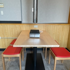 4名掛けのテーブル席は、お仲間内での飲み会や女子会、ご家族での食事会にも最適なお席となっております！精肉店が手掛ける焼肉を存分に楽しみながら、お好みのドリンクで乾杯する瞬間は格別◎焼肉宴会を締めくくる「〆メニュー」もバラエティ豊かに取り揃えておりますので、美味しいひとときをぜひ当店でご堪能ください♪