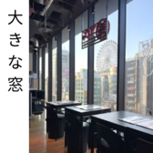 コンパクトながらも快適に過ごせる広々とした空間。夕方にはすすきのの美しい夜景を楽しみながらお食事いただけます。2名様から最大8名様まで、人数に合わせて柔軟にお席をご用意できます。