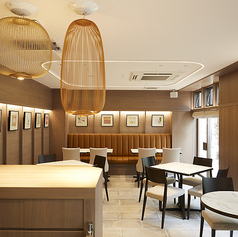 温かみのある落ち着いたナチュラルな雰囲気の店内では、特製デザートやアフタヌーンティーセット、軽食が楽しめます。友人との女子会やショッピングの合間に、気軽に立ち寄れる場所です。心地よい空間で、贅沢なひとときを過ごしてみませんか。友人と共に、特別な時間をお楽しみください。