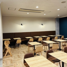 開放感のあるテーブル席でお食事をお楽しみ下さい