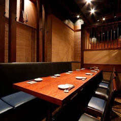 個室は木の温もりとやわらかな照明に包まれた居心地の良い空間。家族での食事や大切な人との時間にも最適です。静かで落ち着いた環境の中、旬の料理とお酒を楽しみながら、心ゆくまでくつろげます。