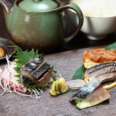 《ハーフビュッフェ　メイン料理》網代産ごま鯖のお造りとうずわの焼物