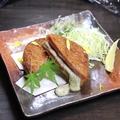料理メニュー写真&nbsp;とろ～り ハムカツのブルーチーズ挟み揚げ