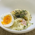 料理メニュー写真&nbsp;マッシュポテトサラダの半熟卵添え