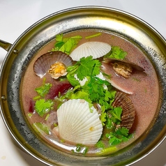 稚貝とビーツのエスニック香草スープの写真