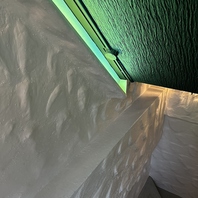 魅力的なstanding barで素敵な時間をお楽しみください。