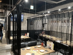 【テーブル】ゆっくりとくつろげるな和空間にうっとりしてください☆各種ご利用いただけるお席は会社宴会を始め、女子会、誕生日会、合コンなど様々なシーンにご利用頂けます!!洗練された空間でお寛ぎ下さい!!各席モニターを完備しておりますので、広々とした少人数個室でいつもとひと際違うお食事を☆