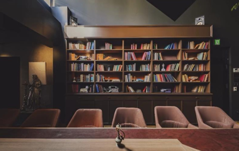 落ち着いた空間で極上のシーシャ体験を。