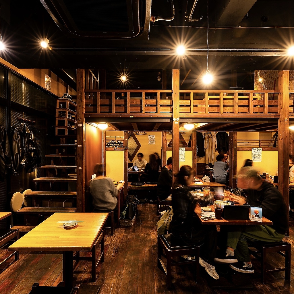 いつも賑やかな店内！！焼き鳥屋のイメージを覆す綺麗な店内は女子にも大人気☆