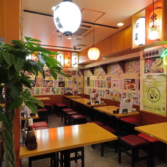 テーブル席です。(その他、2名様席/6名様席×2つ)がございます。※お写真は4人席となっています。