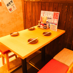 2名様~ご利用可能！さまざまなのシチュエーションでご利用できる少人数様向け個室席を完備しております。いるだけでワクワクしてしまう店内でお食事をお楽しみください。お席だけのご予約や当日のご予約も受け付けております！東京駅での宴会・飲み会・歓迎会・送別会など様々なシーンでご利用下さい！