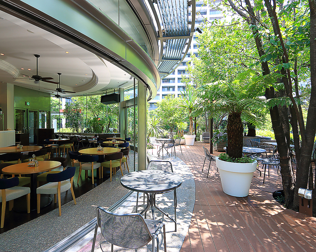 開放的な落ち着いた≪店内≫に、緑あふれるリゾート感ある≪テラス≫。天候と気分に合わせてチョイス