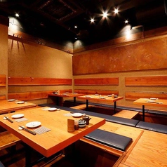 靴を脱いでゆったりとくつろげる掘りごたつ席は、居心地の良さが魅力。足を伸ばして座れるため長時間の食事でも疲れにくく、仲間との会話も弾みます。