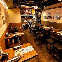 木を基調とした落ち着いた雰囲気の店内です!2名様用のお席もご用意しております!デートでの語らいや女子会はもちろん、会社帰りにふらっと立ち寄るサク飲みなど、様々なシーンで最適にご利用いただけます。