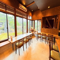 木の温もりに包まれた開放的な店内で、リラックス♪