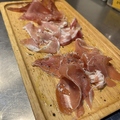 料理メニュー写真 熟成生ハム盛り合わせ